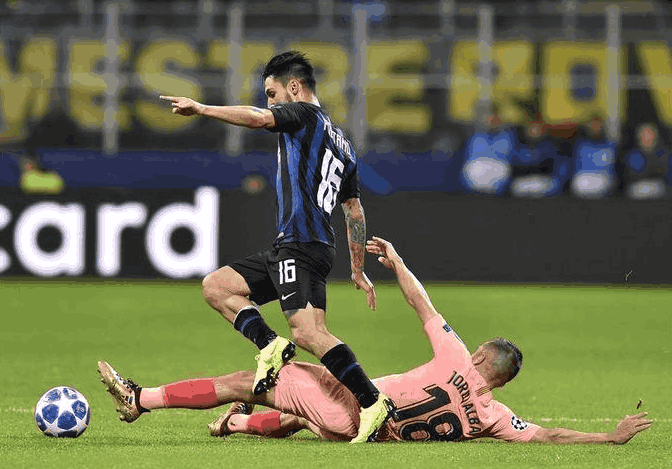  国际米兰防线漏洞频出遭质疑  